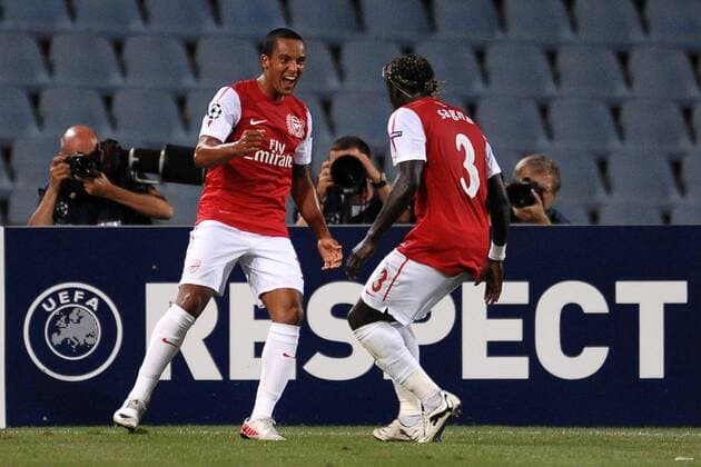 Theo WALCOTT celebrates scoring with Bacary SAGNA Udine 24 8 2011 Stadio Friuli Football Calcio Champions League Udinese Calcio Vs Arsenal FC London o0 Werbebande Bande Werbung Sponsor Wirtschaft Respect