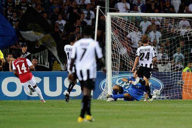 Champions League Udinese Calcio - Arsenal FC London Theo Walcott (li.) erzielt ein Tor gegen Torwart Samir Handanovic 
