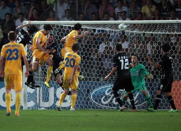 FUSSBALL - UEFA CL Play Off, Sturm vs Borisov GRAZ,AUSTRIA,24.AUG.11 - FUSSBALL - UEFA Champions League, Play Off, SK Sturm Graz vs FC BATE Borisow. Bild zeigt Edgar Olekhnovich, Marko Simic (Borisov), Christian Gratzei und Milan Dudic (Sturm). Keywords: Tor. 