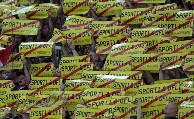 FUSSBALL: Deutschland, 2. Bundesliga, FC St. Pauli, Hamburg, 22.08.2011 Fans protestieren gegen Sport 1 und DFL, Montagsspiel, Protest, o0 Schild Schilder Objekte Schriftzug Fan Totale