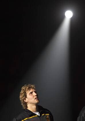 NBA Superstar Dirk NOWITZKI, GER Hymne, Nationalhymne, Song, Deutschlandlied Portrait, Porträt Aktion, Einzelbild Deutschland - Mazedonien Basketball Nationalmannschaft Herren Freundschaftsspiel, DBB, Vorbereitung EM 2011 in München, Deutschland am 26.08.2011