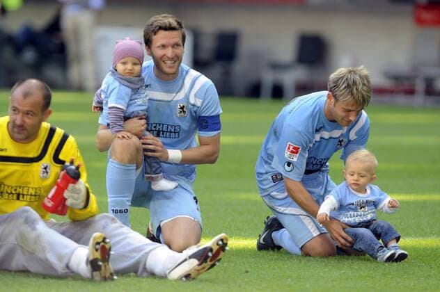 v. li:Gabor KIRALY (TSV 1860 München),Torwart,Benjamin Lauth (TSV 1860 München) mit Sohn Liam ,Daniel HALFAR (TSV 1860 München) mit Sohn Louis nach dem Schlusspfiff TSV 1860 München - 1.FC Union Berlin. Fussball o0 Familie Kind privat