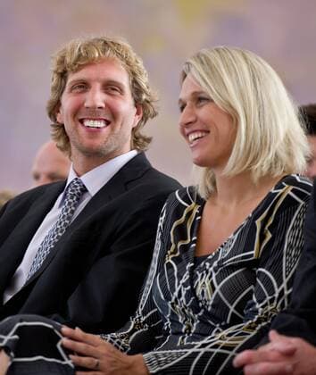 Dirk NOWITZKI mit seiner Schwester Silke - Dirk NOWITZKI (GER Dallas Mavericks) erhält die höchste sportliche Auszeichnung von Deutschland, das Silberne Lorbeerblatt vom Bundespräsidenten im Schloss Bellevue in Berlin am 28.08.2011 o0 privat Schwester, Geschwister, Geschwisterpaar Schwesternpaar, Familie