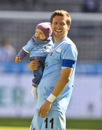 Familientreffen: Benny LAUTH (TSV1860 11 Benjamin) mit Sohn Liam, beim Schlussjubel, lacht, lächelt, lachend, smile, froh, happy , Fussball 2. Bundesliga , Muenchen am 28.08.2011 TSV 1860 MUENCHEN - 1. FC UNION BERLIN 3-1 6.Spieltag, Liga2, Spieltag06, Liga02, 2.Liga, Saison1112, Saison 2010 2011, TSV, 60ger, München