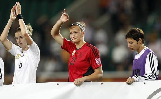 Fussball, Weltmeisterschaft, FIFA Women s World Cup 2011, Frauen, Viertelfinale, Deutschland vs. Japan, Simone Laudehr (GER, L), Almuth Schult (GER, mi), Linda Bresonik (GER, re) bedanken sich bei den Anhängern. o0 Enttäuschung Aus ausgeschieden Niederlage