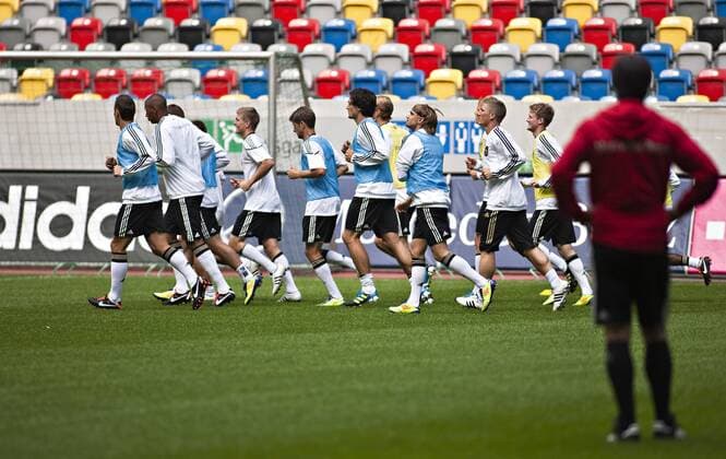 Düsseldorf, 30.08.2011, Training DFB Trainer Joachim Löw (Deutschland) beobachtet das Training