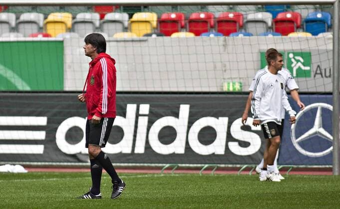 Düsseldorf, 30.08.2011, Training DFB Trainer Joachim Löw (Deutschland) und Philipp Lahm (Deutschland) Rücken an Rücken