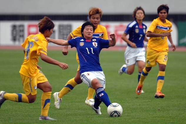 (110901) -- JINAN, Sept. 1, 2011 (Xinhua) -- Ohno Shinobu (L, 2nd) of Japan fights for the ball during a qualifying match of 2012 Olympic women football tournament in Jinan, capital of Shandong province, China, Sept. 1, 2011. Japan beat Thailand 3-0. (Xinhua Guo Xulei) CHINA-JINAN-FOOTBALL-2012 OLYMPIC QUALIFYING 
