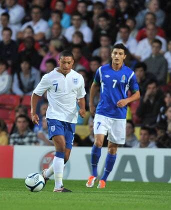 01.09.2011 UEFA Under-21 Championship Qualifier from Vicarage Road. England U21 v Azerbaijan U21. Oxlade-Chamberlain takes on the Azerbaizan defence xStevexButlerx  ActionPlus11205186 Content restricted for UK based newspaper