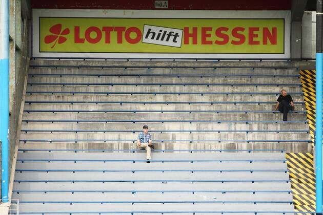 Fußball, Stadiongeschichte FSV Frankfurt FSV FRANKFURT II - Fans einsam vor einer Werbung Lotto hilft Hessen - 26.8.11