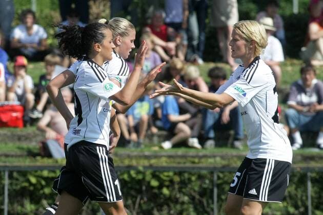 03.09.2011, Frauenfußball-Bundesliga, 3. Spieltag: 1. FFC Frankfurt - FF USV Jena. Jubel nach 1:0 durch Fatmire Lira Bajramaj (1. FFC Frankfurt). Rechts Saskia Bartusiak (1. FFC Frankfurt).