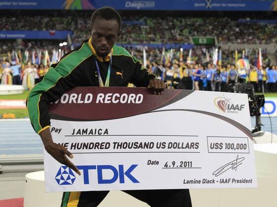IAAF World Championships Daegu 2011 - Usain Bolt, mit 100000 Dollar Scheck für den Weltrekord mit der Jamaikanischen 4x100m Staffel