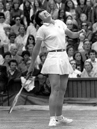 Billie Jean King. A pass that hurt. During her career, she won 12 Grand Slam singles titles, 14 Grand Slam women s doubles titles, and 11 Grand Slam mixed doubles titles. She is generally considered to be one of the greatest tennis players and female athletes in history. The Encyclopedia of Tennis page 162. !AUFNAHMEDATUM GESCHÄTZT! UnitedArchives0637914