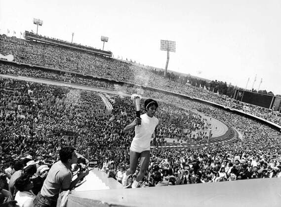 Mexico City Olympics 1968, October : Enriqueta Basilo, the 20 years old half-miler runs up the ninety steps towards the Olympic torch to light the Olympic flame. She is the first woman in history to light the famous flame. !AUFNAHMEDATUM GESCHÄTZT! UnitedArchives0720594
