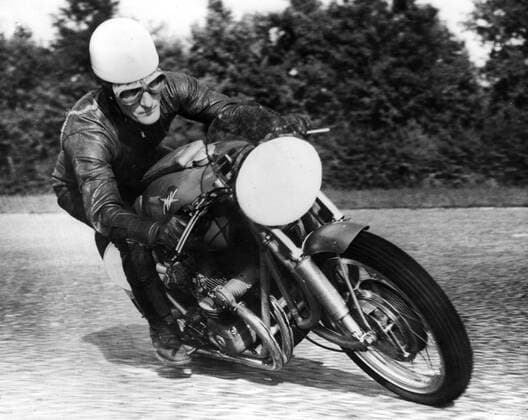 Britain s Leslie Graham at speed on his MV Agusta at Monza , Italy - as he trains for the Grand Prix Des Nations . 12 September 1952 UnitedArchives1273344