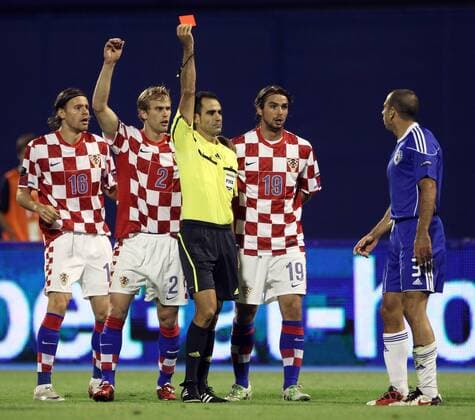 FUSSBALL - EURO 2012 Quali, CRO vs ISR ZAGREB,KROATIEN,06.SEP.11 - FUSSBALL - UEFA Europameisterschaft 2012, Qualifikation, Laenderspiel, Kroatien vs Israel. Bild zeigt Tomislav Dujmovic, Ivan Strinic, Niko Kranjcar (CRO), Schiedsrichter Carlos Velasco Carballo (ESP) und Tal Ben Haim (ISR). Keyword: rote Karte. 