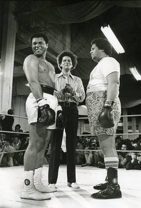 Aug. 05, 1973 - Atlanta, Georgia, U.S. - MUHAMMAD ALI faces off against Mayor MAYNARD JACKSON, the first black mayor of Atlanta, in a charity fundraiser in Atlanta, 1973. Officiating (middle) is JULIAN BOND, then President of the Southern Christian Leadership Council (SCLC). Muhammad Ali Spars Mayor of Atlanta for Charity - ZUMAkh1 o0 Sportpolitik Freude Spass Cassius Clay
