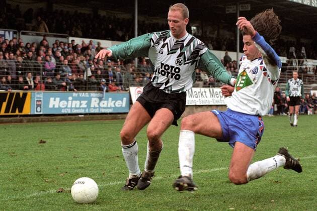 Aus 2. BL. Saison 1994 1995 SV Meppen (Blau-Weiss) gegen Hannover 96 (Grün-Weiß) 1:0 am 19.02.1995. - Li. Han96 Spieler Roger Prinzen gegen Thomas Böttche.