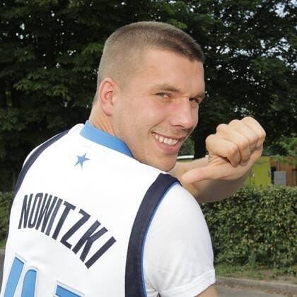 Dirk Nowitzki Fan Lukas Podolski mit einem Trikot der Dallas Mavericks Porträt