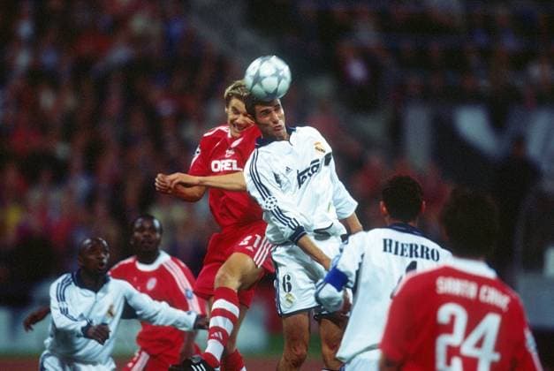 Alexander Zickler (FC Bayern München, li.) gegen Ivan Helguera (Real Madrid) Zweikampf, Luftkampf, Luftduell, Kopfballduell, Ball Kopfball