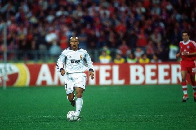 FC Bayern München - Real CF Madrid 2:1 - Roberto Carlos (Real) am Ball Aktion Einzelbild Freisteller