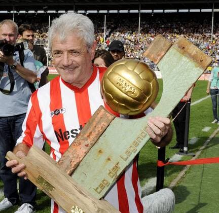 Kevin Keegan mit Pokal beim Tag der Legenden im Millerntor-Stadion in Hamburg St Pauli 04.09.2011