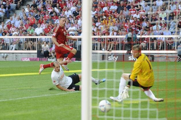 Tor zum 3-0 durch Franck RIBERY (Bayern München) gegen Oliver BARTH (SC Freiburg) und Torwart Oliver BAUMANN (SC Freiburg) FC Bayern München -SC Freiburg. o0 Hacke Hackentrick kurios Hackentor