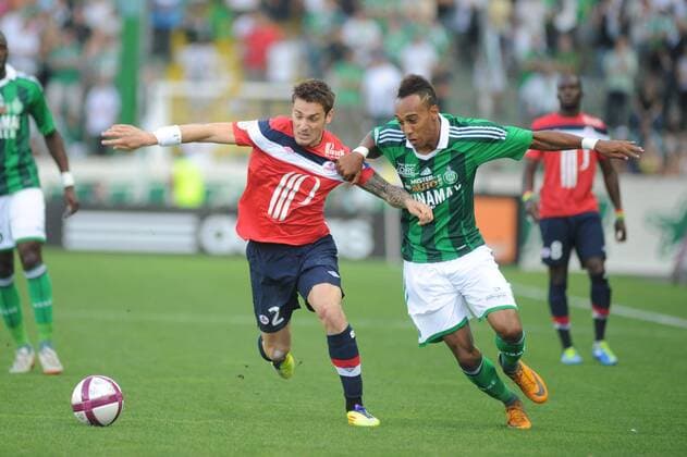 Pierre Emerick Aubameyang (Saint Etienne) contre Mathieu Debuchy (Lille) Football : AS Saint Etienne OSC Lille - Ligue 1 - 10.09.2011 FredericChambert Panoramic 