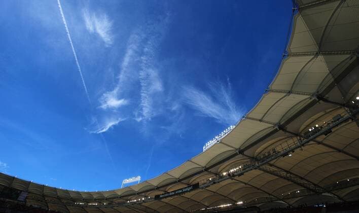 Fußball, Stadiongeschichte VfB Stuttgart FUSSBALL 1. BUNDESLIGA, VFB STUTTGART, STUTTGART, 10.09.2011 - Wolkenhimmel über der Mercedes-Benz Arena vor dem Spiel. Fußball 1. Bundesliga VfB Stuttgart o0 Himmel Wolken
