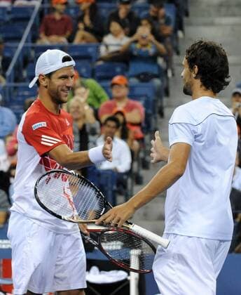 Jürgen Melzer (L) of Austria and Philipp Petzschner of Germany celebrate after the final of men s doubles at the US Open tennis championships in New York, the United States, Sept. 10, 2011. (Xinhua Shen Hong) US-NEW YORK-TENNIS-US OPEN-MEN S DOUBLES-CHAMPIONSHIP  o0 sieg