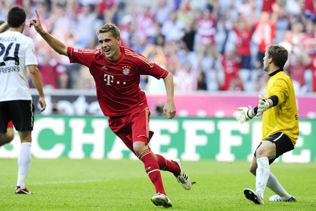 FC Bayern München vs. Freiburg, Allianz Arena, München. 10.11.2011 Im Bild: Mensur Mujdza( SC Freiburg, links), Torjubel, Nils Petersen ( FC Bayern München), Oliver Baumann ( Torwart SC Freiburg, rechts ), Aktion