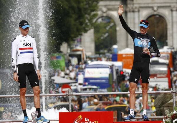 Vuelta a Espana 2011 - 21. Etappe: Circuito del Jarama-RACE a Madrid - Christopher Froome (L) und Bradley Wiggins (Sky) - 2. und 3. der Vuelta --  o0 Siegerehrung Objekte Pokal Trophäe