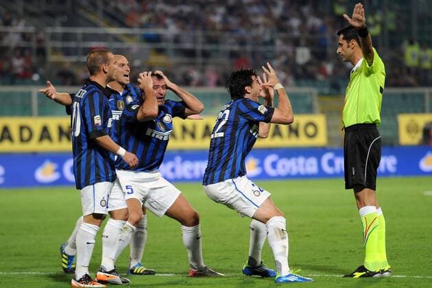US Palermo - Inter Mailand, Proteste der Inter Spieler beim Schiri 