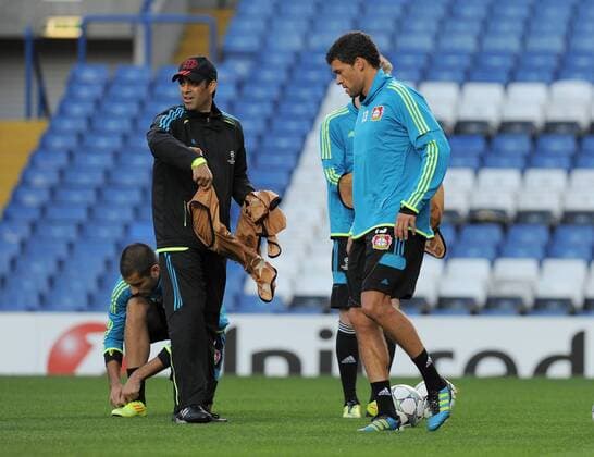 FUSSBALL CHAMPIONS LEAGUE SAISON 2011 2012 Gruppe 12.09.2011 FC Chelsea London - Bayer 04 Leverkusen Abschlusstraining im Stadion Stamford Bridge Trainer Robin Dutt (li, Bayer 04 Leverkusen) und Michael Ballack (re, Bayer 04 Leverkusen) 