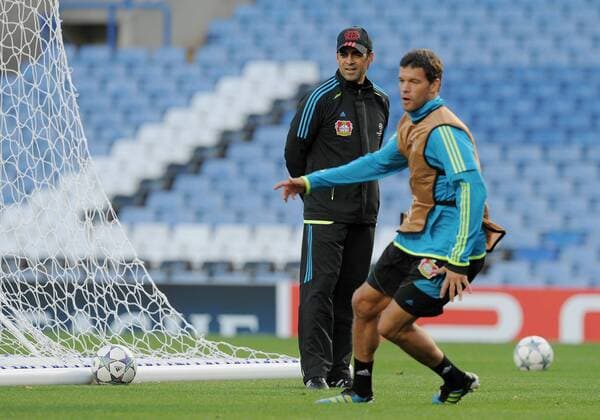 FUSSBALL CHAMPIONS LEAGUE SAISON 2011 2012 Gruppe 12.09.2011 FC Chelsea London - Bayer 04 Leverkusen Abschlusstraining im Stadion Stamford Bridge Trainer Robin Dutt (hinten, Bayer 04 Leverkusen) und Michael Ballack (vorn, Bayer 04 Leverkusen) 