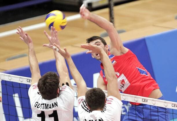 VOLLEYBALL - Euro Volley 2011, AUT vs SRB WIEN,AUSTRIA,12.SEP.11 - DIVERS, VOLLEYBALL - CEV EuroVolley, Europameisterschaft 2011, Länderspiel, Österreich vs Serbien. Bild zeigt Marcus Guttmann, Daniel Gavan (AUT) und Sasa Starovic (SRB). 