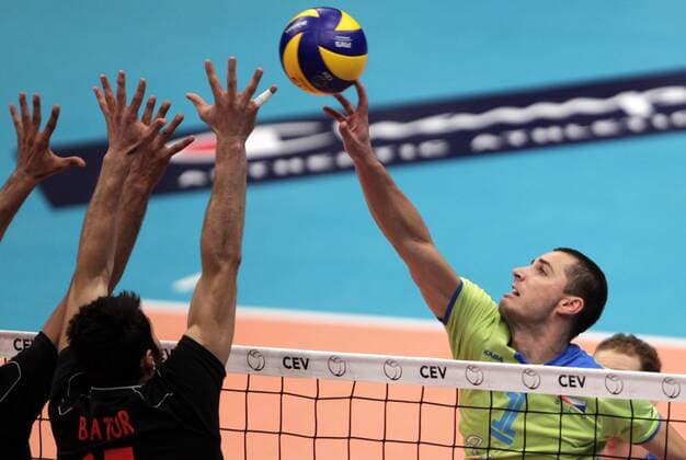 VOLLEYBALL - Euro Volley 2011, TUR vs SLO WIEN,AUSTRIA,12.SEP.11 - DIVERS, VOLLEYBALL - CEV EuroVolley, Europameisterschaft 2011, Länderspiel, Türkei vs Slowenien. Bild zeigt Emre Batur (TUR) und Andrej Flajs (SLO). 