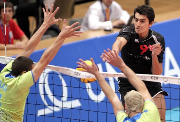 VOLLEYBALL - Euro Volley 2011, TUR vs SLO WIEN,AUSTRIA,12.SEP.11 - DIVERS, VOLLEYBALL - CEV EuroVolley, Europameisterschaft 2011, Länderspiel, Türkei vs Slowenien. Bild zeigt Andrej Flajs (SLO), Serhat Coskun (TUR) und Alen Pajenk (SLO). 