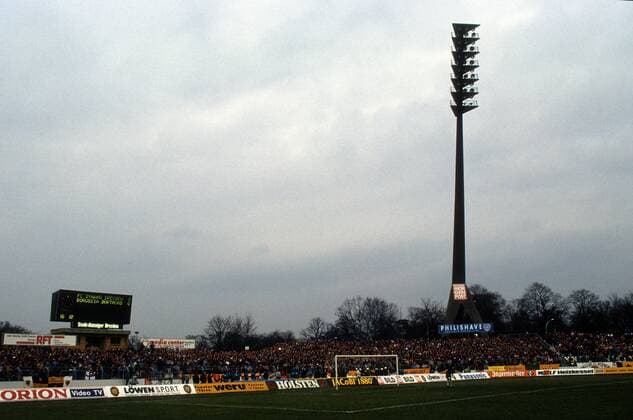 Fußball, Stadiongeschichte SG Dynamo Dresden Rudolf Harbig Stadion, Heimspielstätte des 1. FC Dynamo Dresden Sportstätte totale Stadion Fans Anzeigetafel, Anzeige, Tafel, Stadionanzeige Objekte