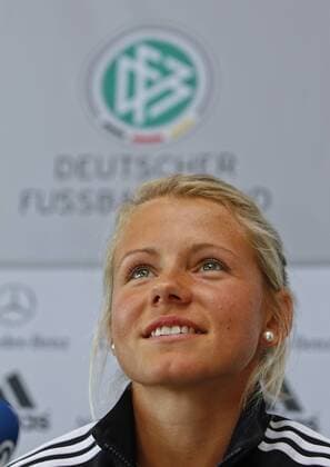 Julia SIMIC, erstmals im Kader der Nationalmannschaft, Fussball Frauen, Nationalmannschaft, Pressekonferenz nach dem Eintreffen am Spielort Augsburg, 13.09.2011 EM-Qualifikation Deutschland vs. Schweiz