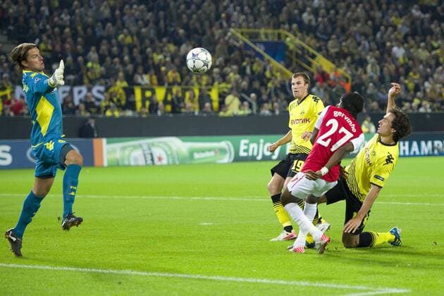 Torwart Roman WEIDENFELLER (li., DO) hält den Schuss von GERVINHO (2.v.r., Arsenal), Kevin GROSSKREUTZ (2.v.li.) und Mats HUMMELS (DO) wehren mit ab, Aktion, Kampf um den Ball, Fussball Champions League, Vorrunde 1. Spieltag, Borussia Dortmund (DO) - FC Arsenal London (Arsenal), am 13.09.2011 in Dortmund Deutschland