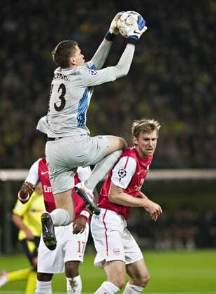 Dortmund, 13.09.2011, Signal-Iduna-Park Wojciech Szczesny (London) stützt sich auf Per Mertesacker (London) Borussia Dortmund - Arsenal London