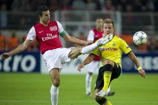 Robin VAN PERSIE (li., Arsenal) gegen Mario GOETZE (GÖTZE, DO), Aktion, Zweikampf, Fussball Champions League, Vorrunde 1. Spieltag, Borussia Dortmund (DO) - FC Arsenal London (Arsenal), am 13.09.2011 in Dortmund Deutschland