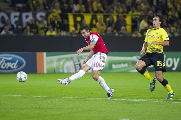 Robin VAN PERSIE (li., Arsenal) erzielt das Tor zum 1:0 für den Arsenal FC, Mats HUMMELS (DO) kommt zu spät, Aktion, Torschuss, Fussball Champions League, Vorrunde 1. Spieltag, Borussia Dortmund (DO) - FC Arsenal London (Arsenal), am 13.09.2011 in Dortmund Deutschland