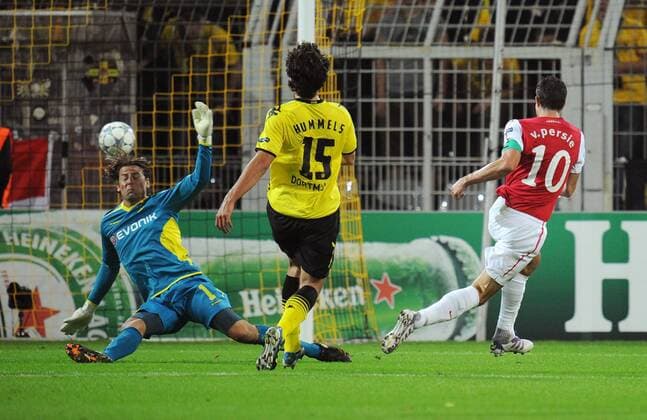 FUSSBALL CHAMPIONS LEAGUE SAISON 2011 2012, Borussia Dortmund (BVB) - Arsenal FC London 13.09.2011; Robin VAN PERSI (re, Arsenal) erzielt das 0:!. Torwart Roman WEIDENFELLER (li) und Mats HUMMELS (Mitte, beide Dortmund) kommen zu spät 