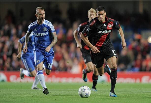 FUSSBALL CHAMPIONS LEAGUE SAISON 2011 2012 13.08.2011 FC Chelsea London - Bayer 04 Leverkusen Michael Ballack (re, Bayer 04 Leverkusen) gegen Raul Meireles (FC Chelsea) 