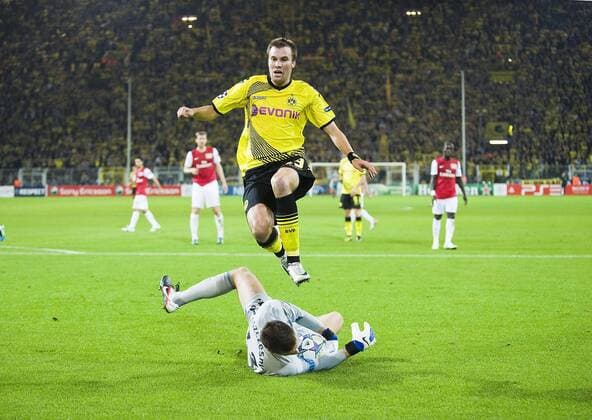 einen Schritt zuspaet kommt Kevin GROSSKREUTZ r. (DO) im Duell gegen Torwart Wojciech SZCZESNY (Arsenal), Aktion, Fussball Champions League, Vorrunde 1. Spieltag, Borussia Dortmund (DO) - FC Arsenal London (Arsenal), am 13.09.2011 in Dortmund Deutschland