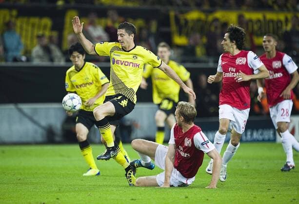 Robert LEWANDOWSKI l. (DO) im Duell gegen Per MERTESACKER (Arsenal), Aktion, Zweikampf, Fussball Champions League, Vorrunde 1. Spieltag, Borussia Dortmund (DO) - FC Arsenal London (Arsenal), am 13.09.2011 in Dortmund Deutschland