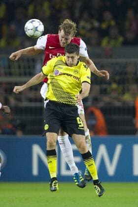 Per MERTESACKER (hi., Arsenal) gegen Robert LEWANDOWSKI (DO), Aktion, Zweikampf, Hochformat, Fussball Champions League, Vorrunde 1. Spieltag, Borussia Dortmund (DO) - FC Arsenal London (Arsenal), am 13.09.2011 in Dortmund Deutschland