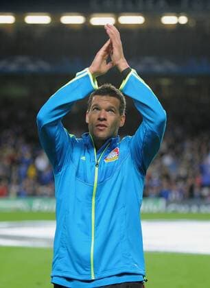 FUSSBALL CHAMPIONS LEAGUE SAISON 2011 2012 13.08.2011 FC Chelsea London - Bayer 04 Leverkusen Verabschiedung von Michael Ballack (li) durch FC Chelsea Chairman Bruce Buck 